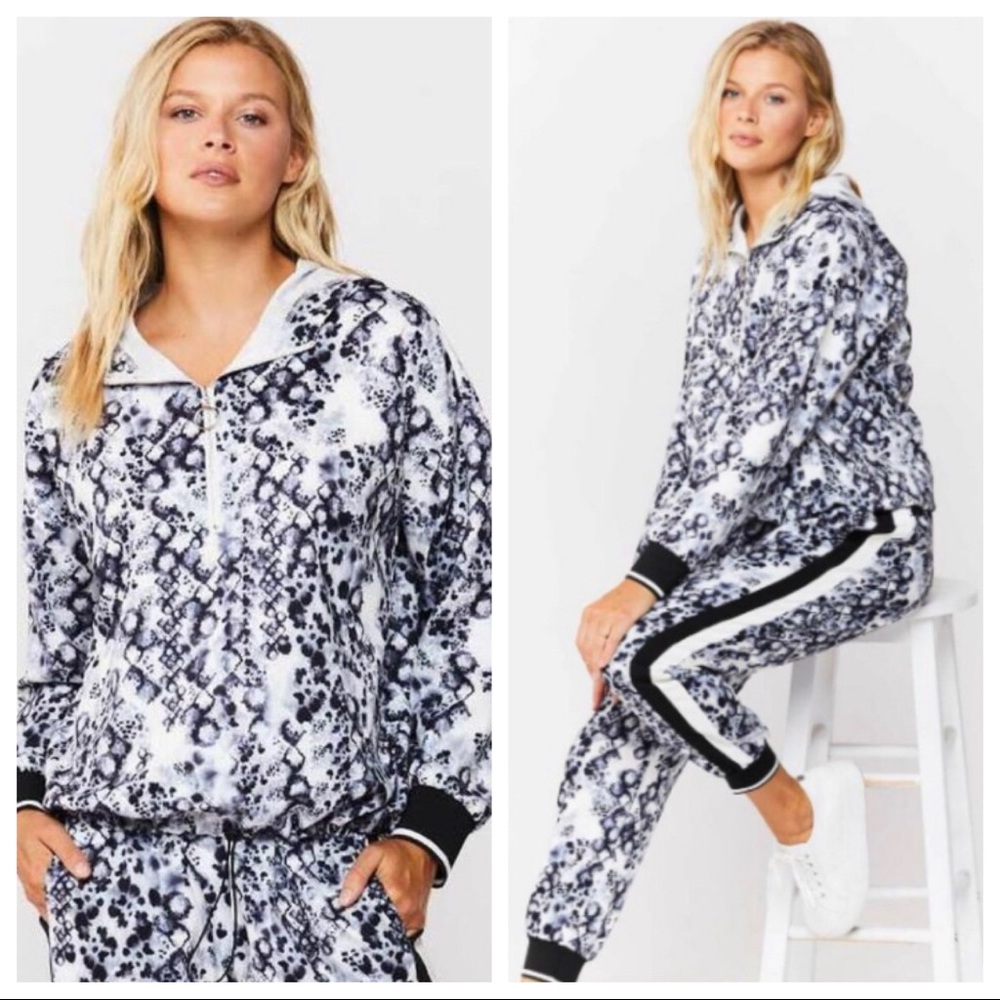 NWT Velvet Heart Black & White Python Pullover